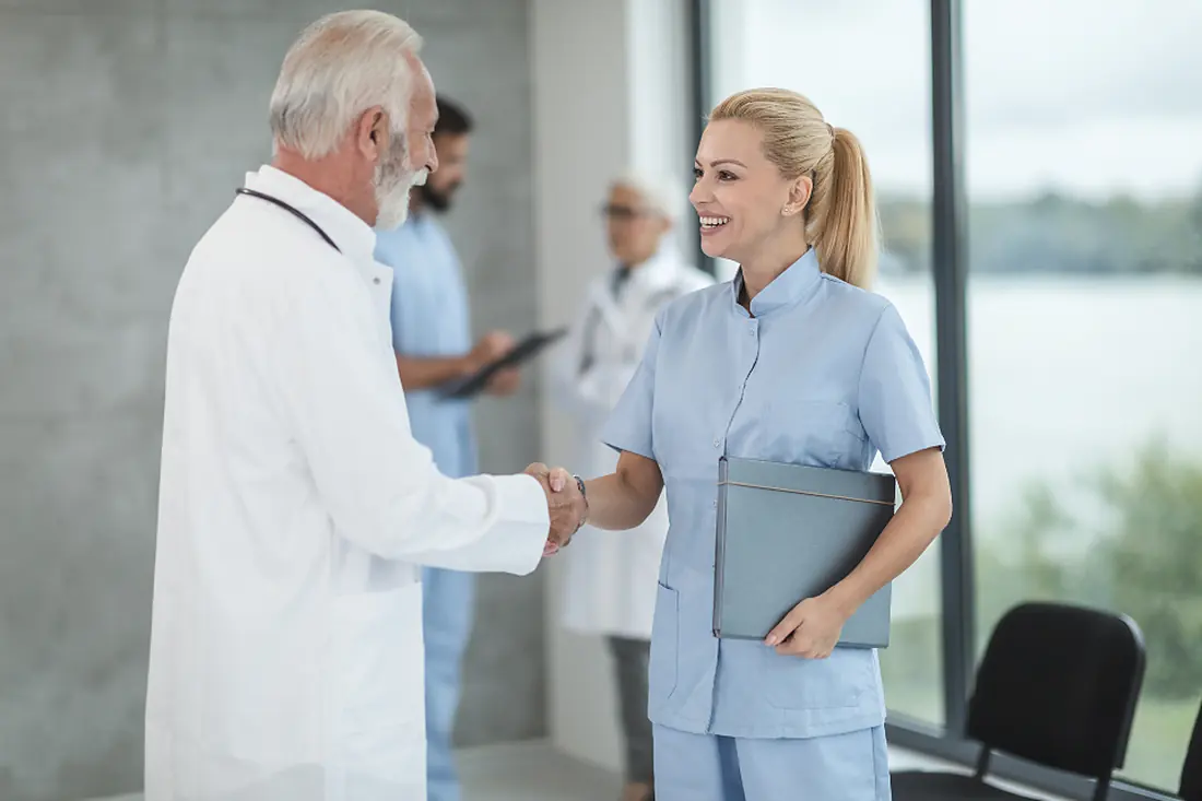 Corridoio di una struttura sanitaria con il personale al lavoro